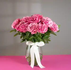 24 rosas en florero
