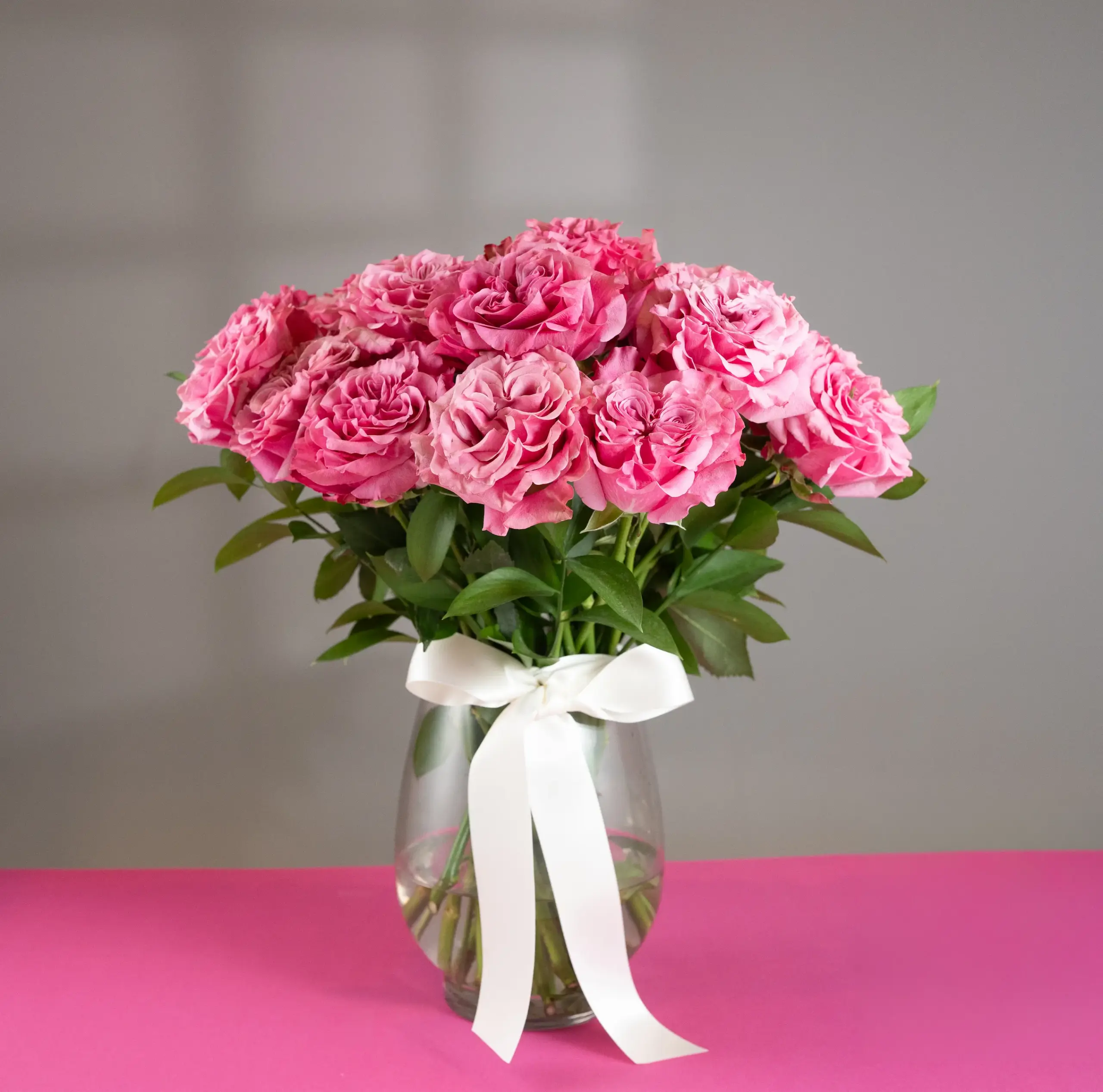 24 rosas en florero