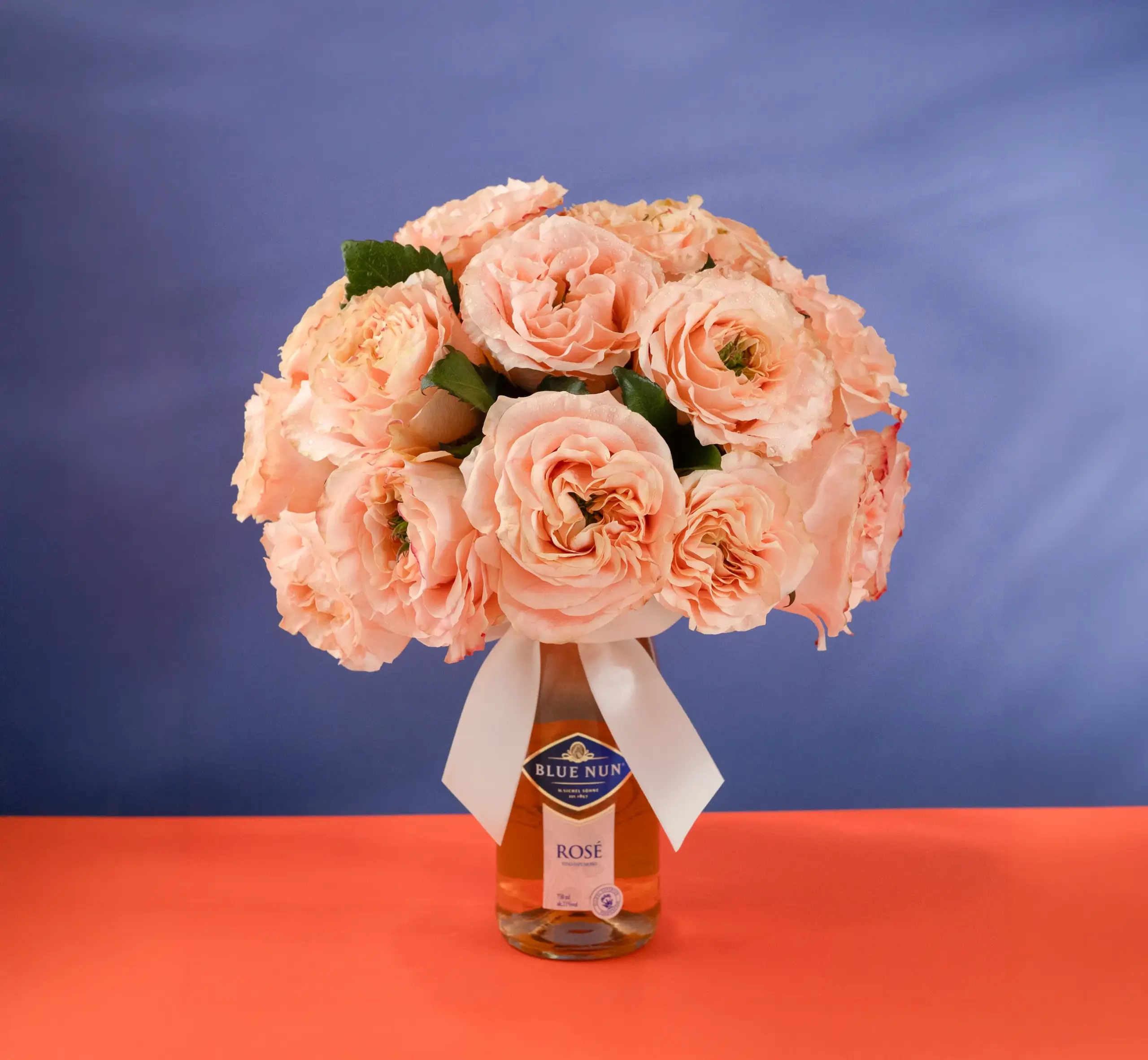 Botella Vino Espumoso Blue Nun con flores