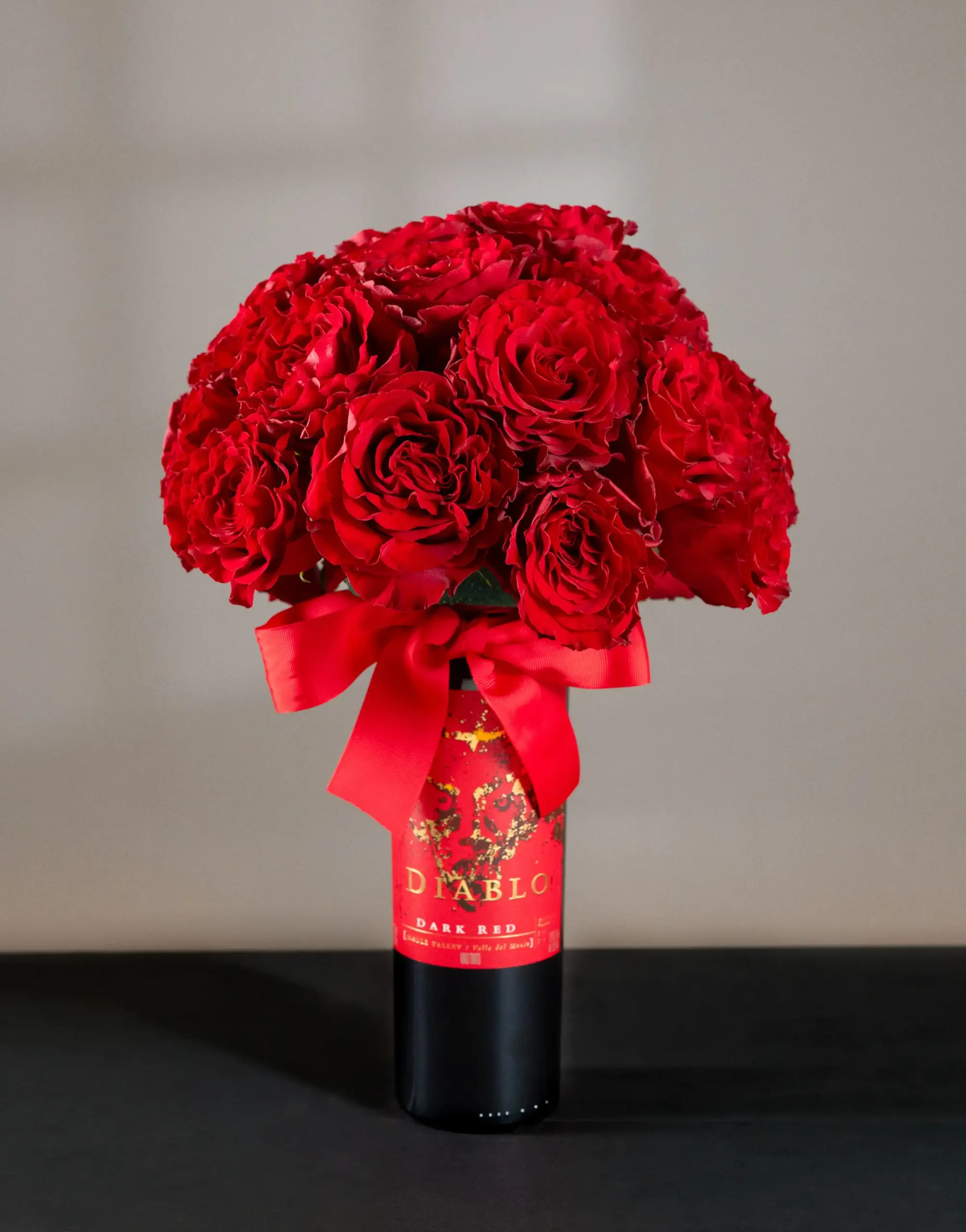 Botella Vino Tinto Diablo con flores