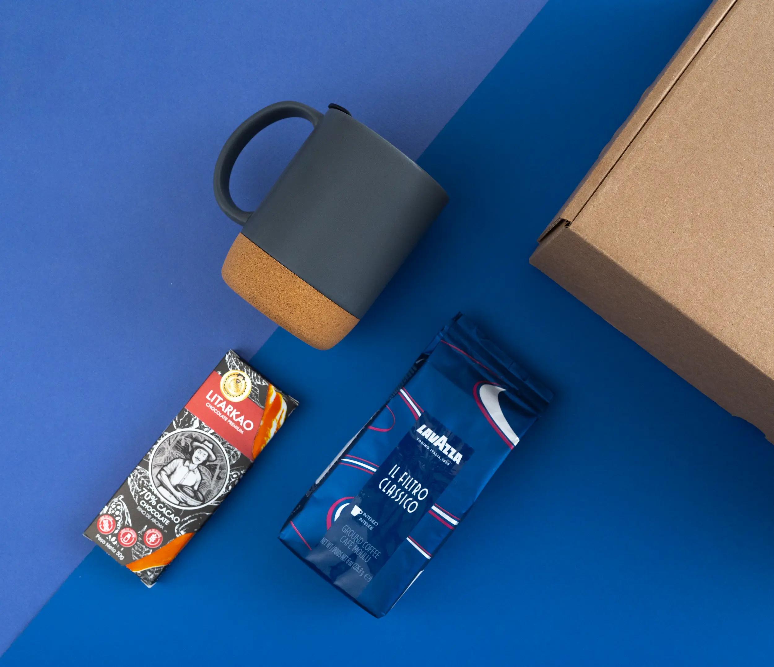 Caja de carton con termo, cafe y chocolate