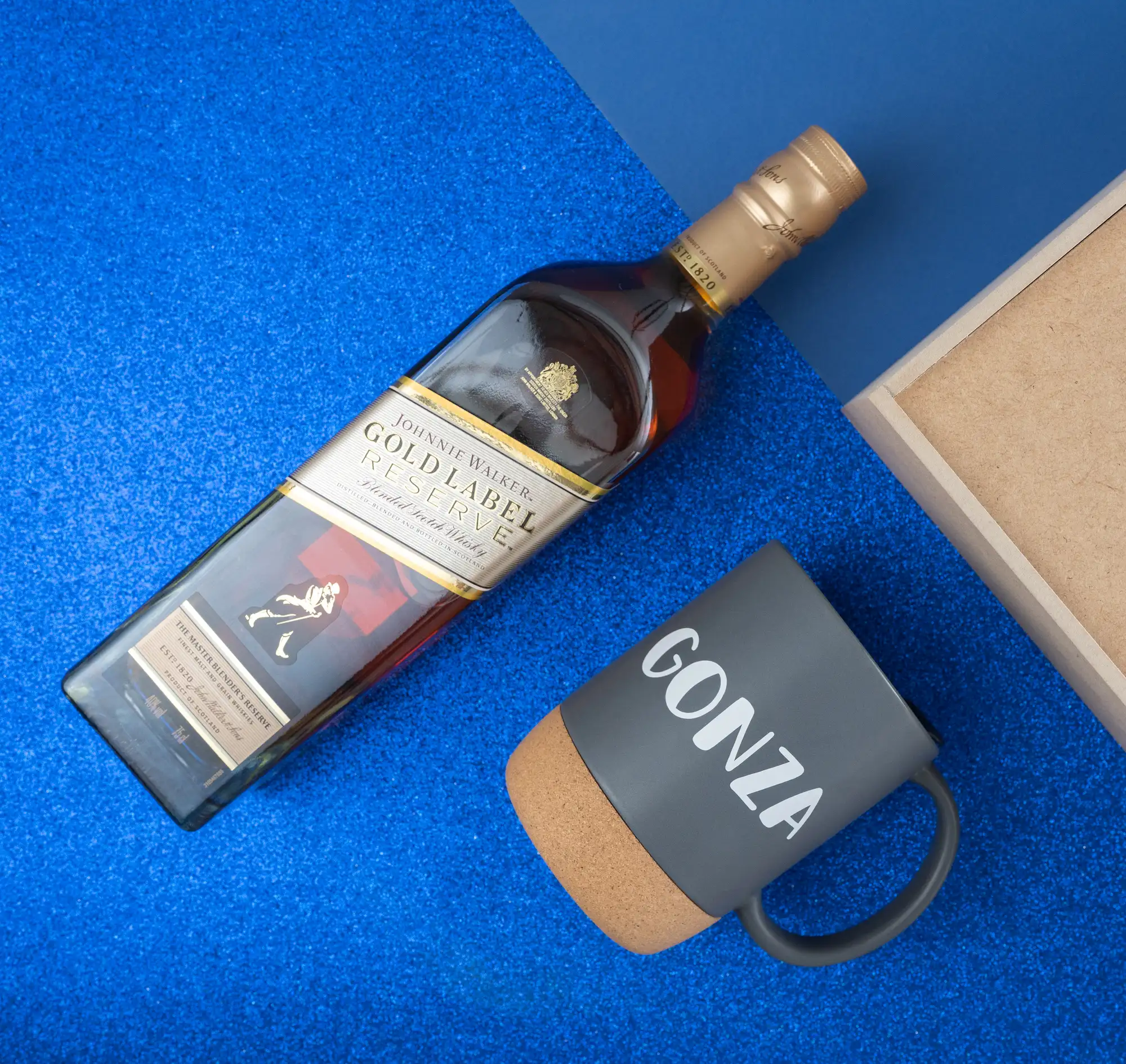 Caja de madera con Whisky Johnny Walker Gold Label y taza personalizada
