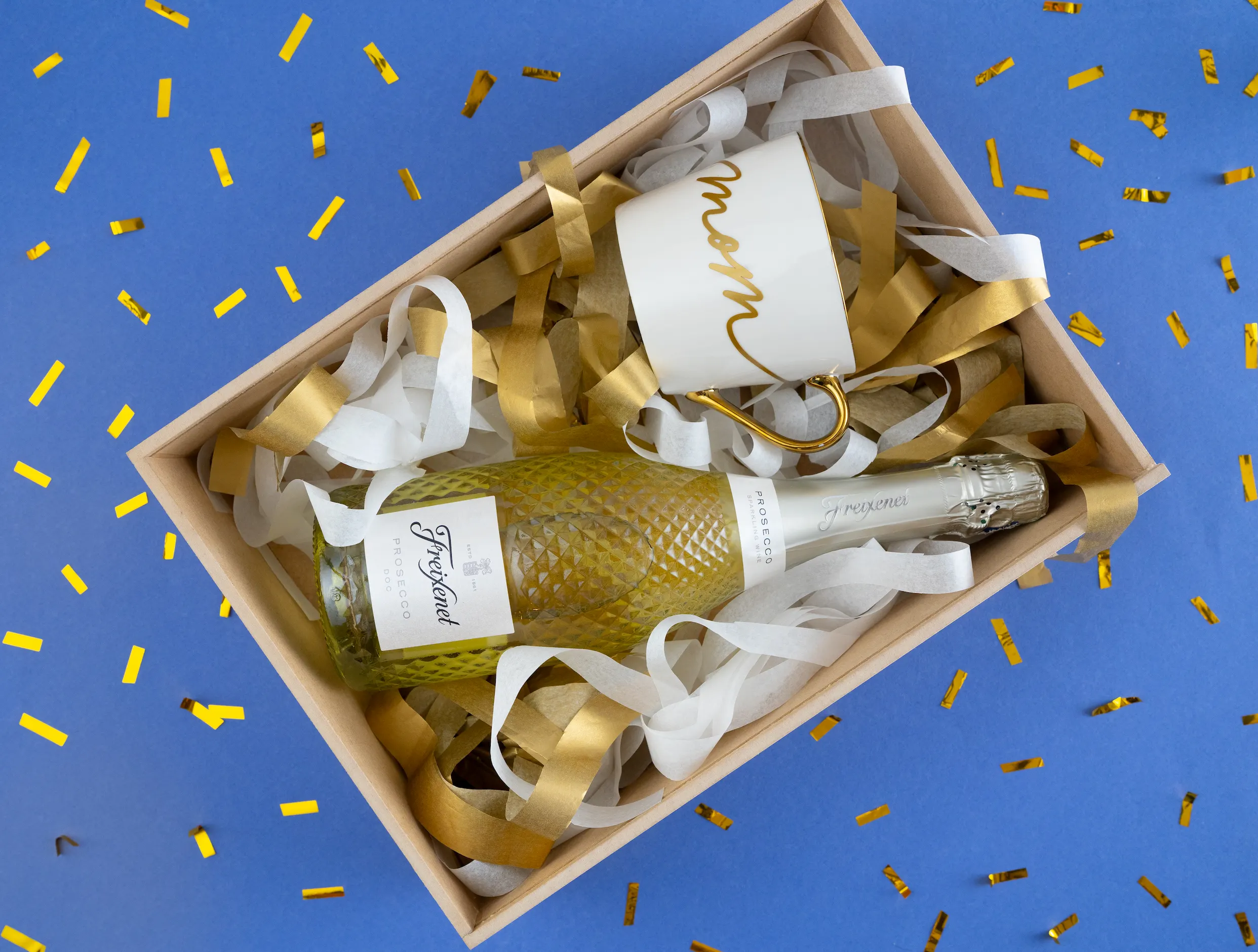 Caja de madera con vino espumoso Freixenet y taza Mom