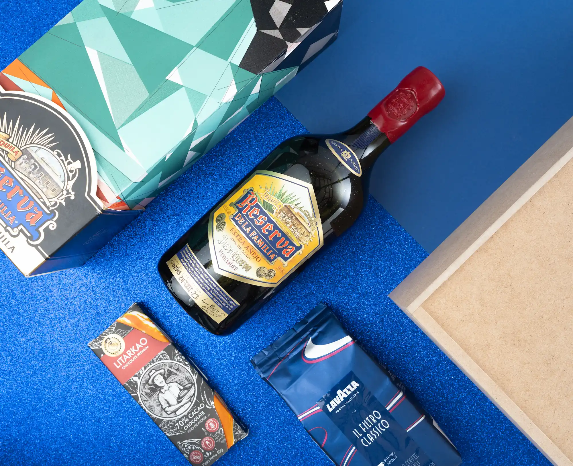 Caja de madera personalizada con Tequila Reserva de la Familia - café y chocolate