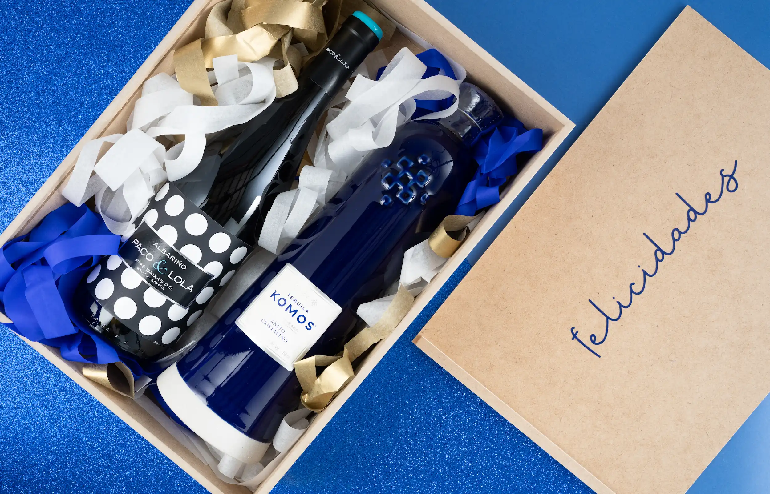 Caja de madera personalizada con Vino blanco Paco y Lola y Tequila Kromos - 00