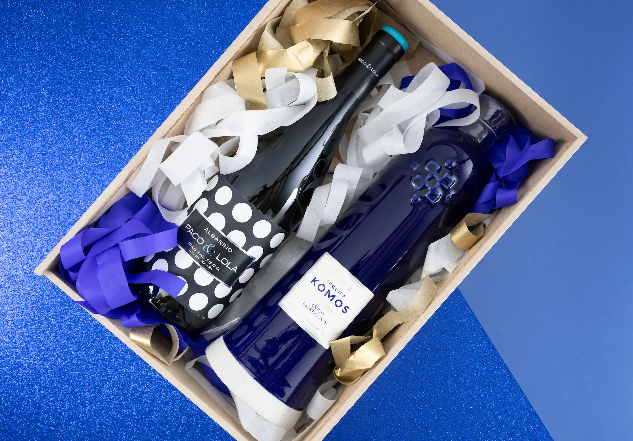 Caja de madera personalizada con Vino blanco Paco y Lola y Tequila Kromos - 01