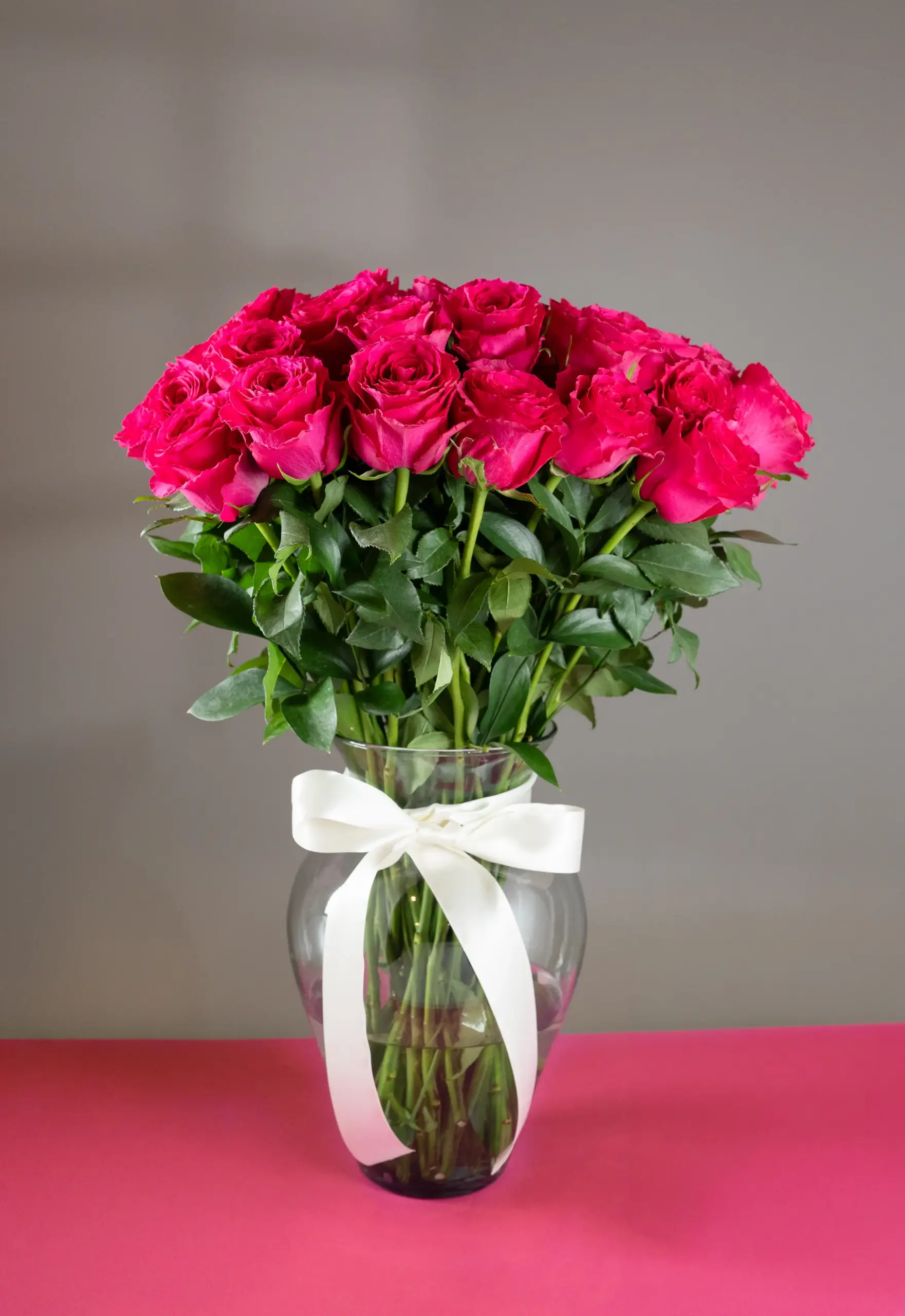 Pecera con 20 rosas rojas